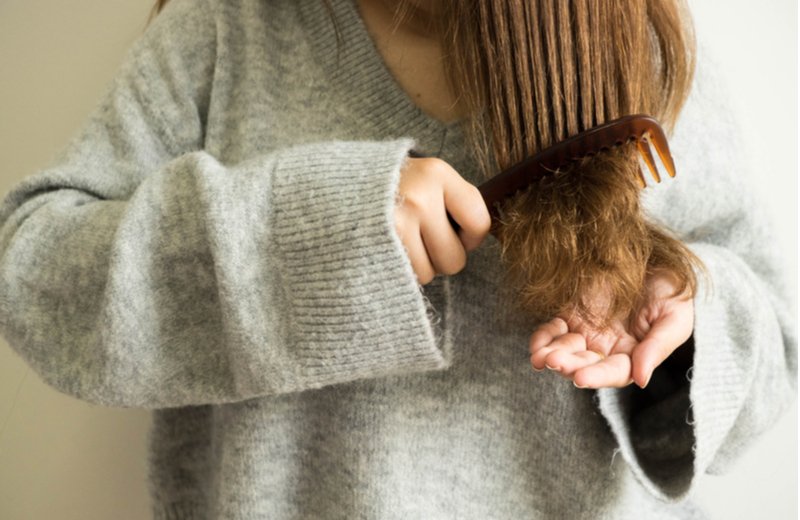 8 أسباب لتقصف الشعر وطرق إصلاحه