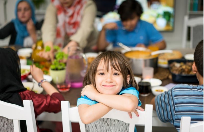 5 طرق لتعليم طفلك الاتيكيت الاجتماعي قبل الزيارات