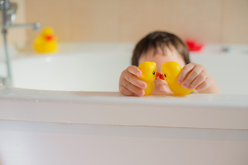 ٧أفكار لجعل الاستحمام وقتاً ممتعاً لأطفالك