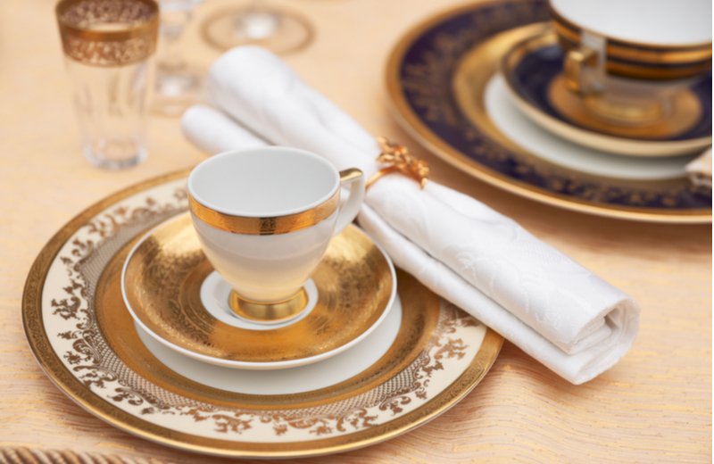 جددي أواني السفرة قبيل دخول شهر رمضان