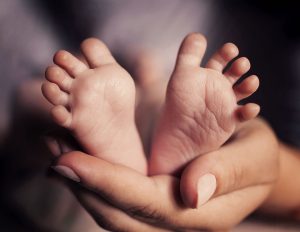 صورة لقدما طفل حديث الولادة